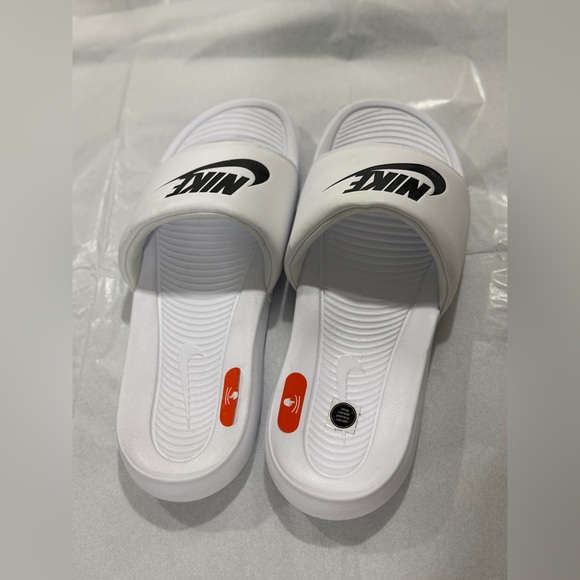 Nike White Benassi Slides Sandals Men’s Size 11 | Black Logo | Great Shape - Picture 4 of 7